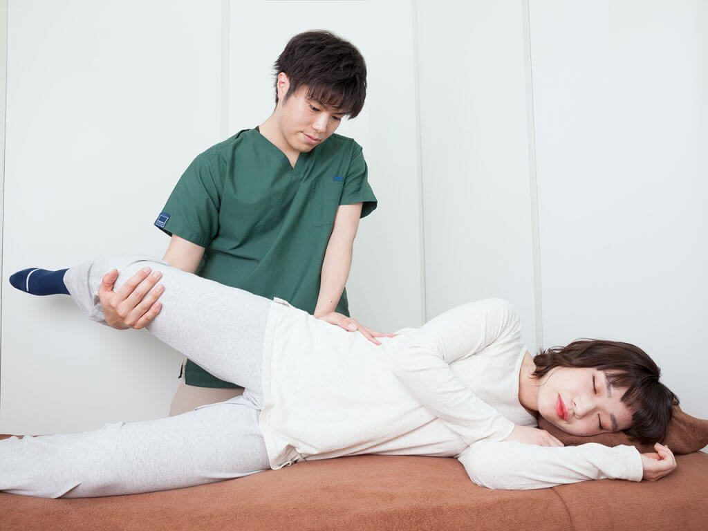 整体院プラスニコ代表の兼元が施術しているところ